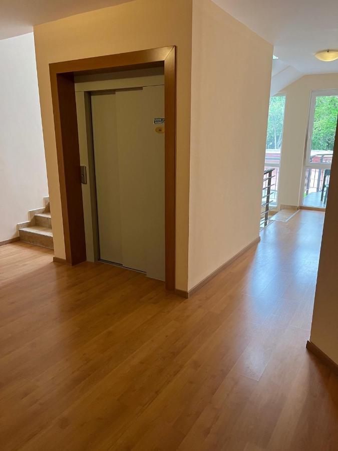 Brookforest Apartman ハイデゥソボスロー エクステリア 写真