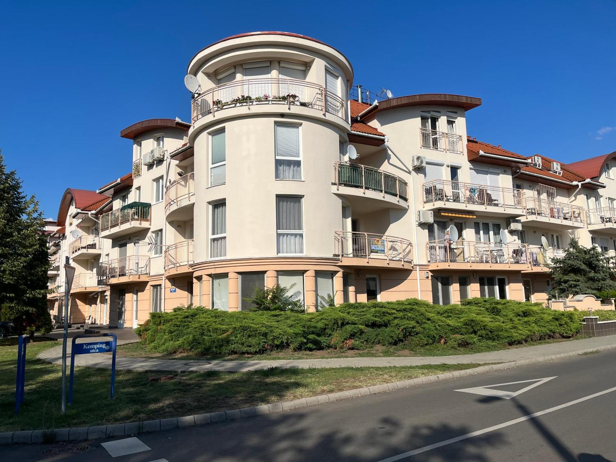 Brookforest Apartman ハイデゥソボスロー エクステリア 写真