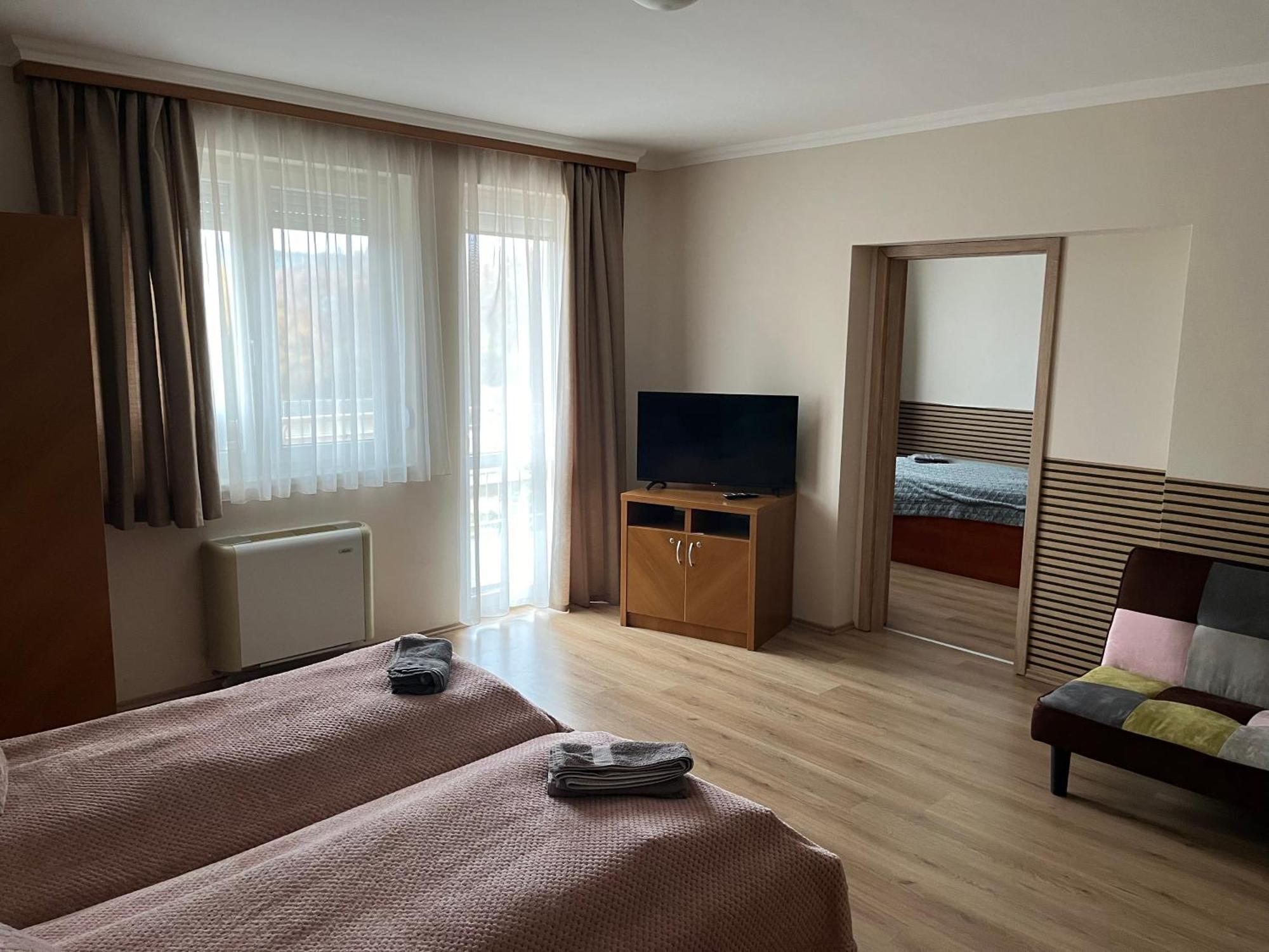 Brookforest Apartman ハイデゥソボスロー エクステリア 写真