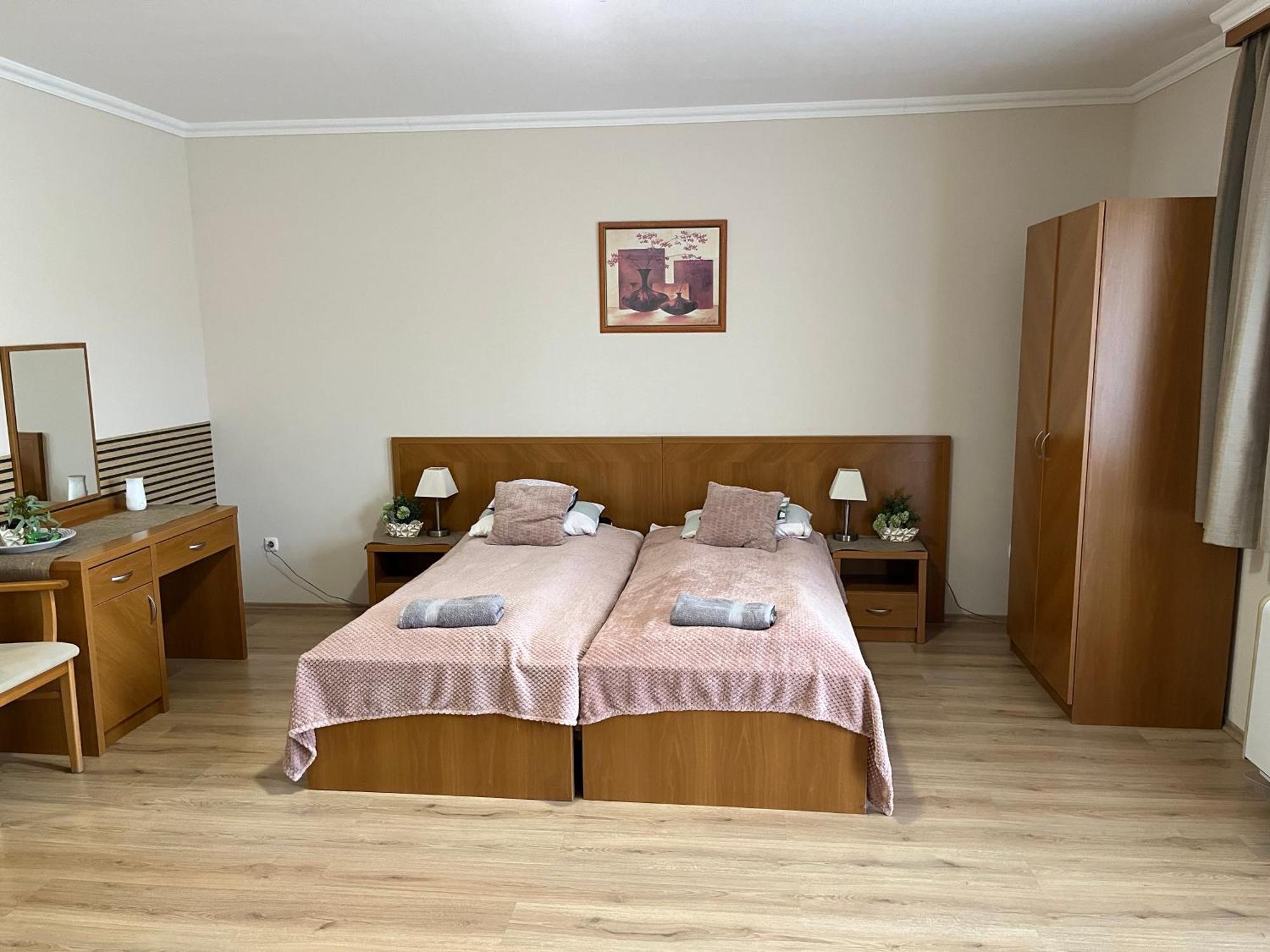 Brookforest Apartman ハイデゥソボスロー エクステリア 写真